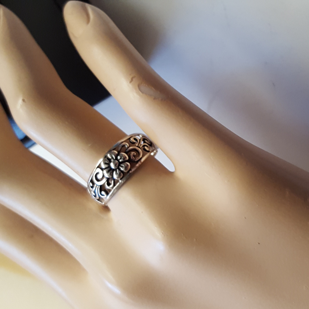 Vintage Ring one Flower Filigree Size 7 and is 925